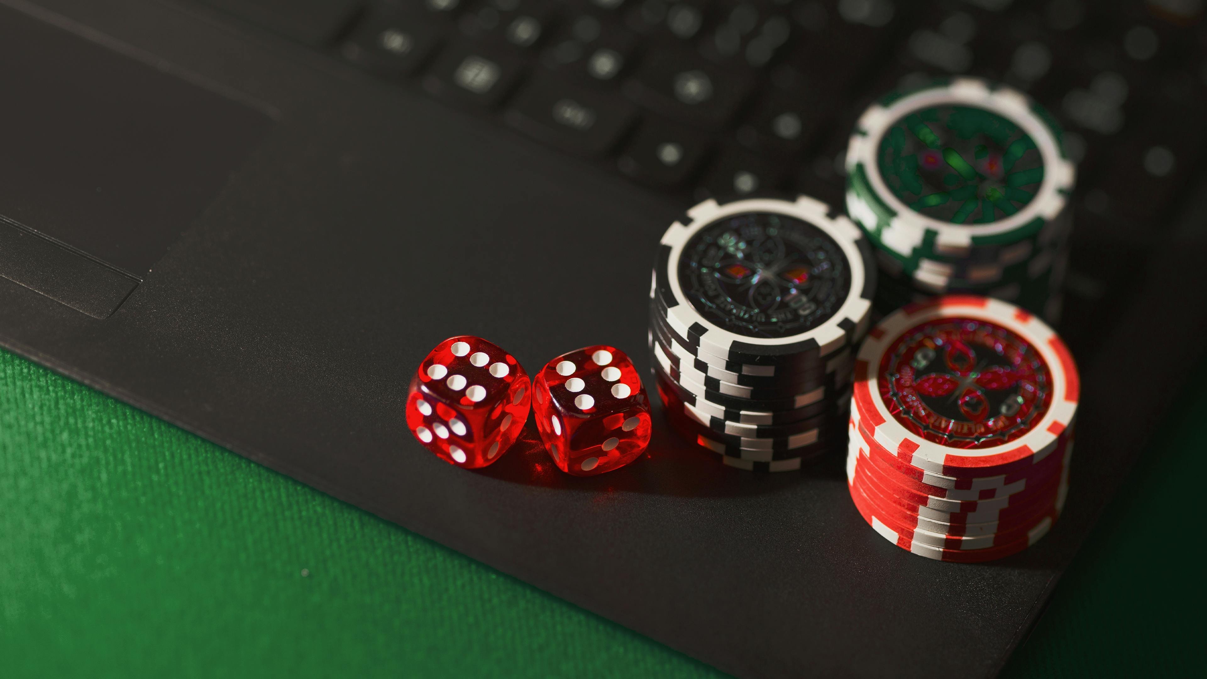 Proses pemindaian kode QRIS menggunakan aplikasi perbankan untuk deposit di bigwin919